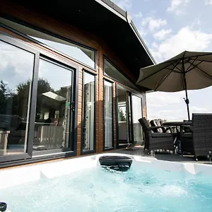 https://the-crucible-lodge-with-hot-tub.yorkshirehotels.net
